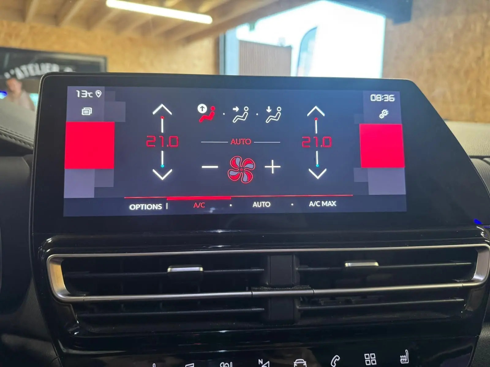 Écran tactile central du tableau de bord du Citroën C5 Aircross 2022 affichant la radio FM Europe 1 et RMC.