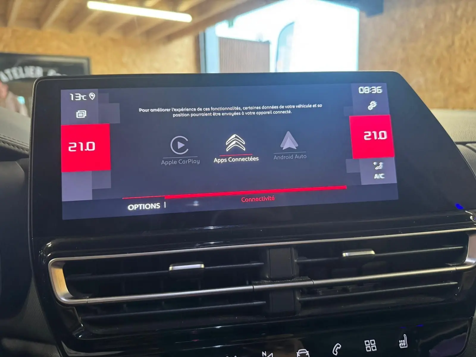 Vue rapprochée du tableau de bord noir du Citroën C5 Aircross 2022 avec commandes tactiles et aérateurs horizontaux.