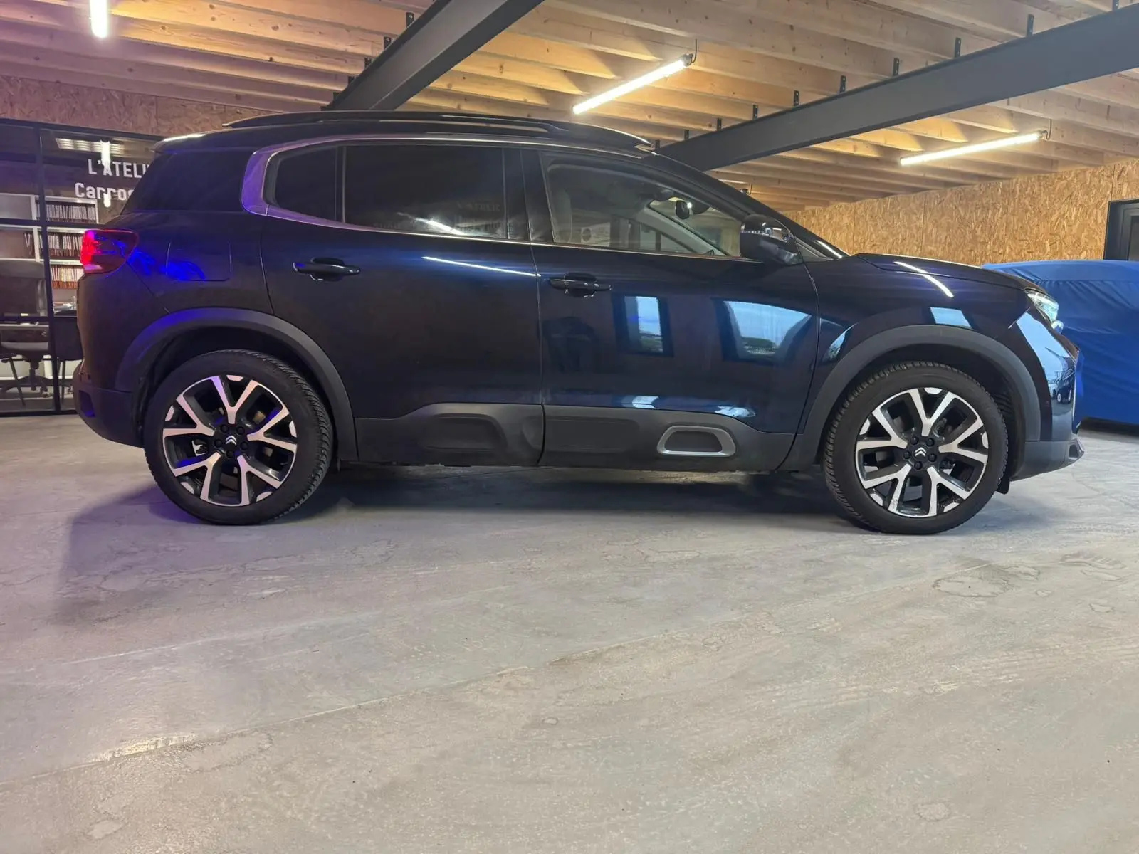 Citroën C5 Aircross bleu en 3/4 avant droit, avec jantes alu 18'' et éclairage LED distinctif.