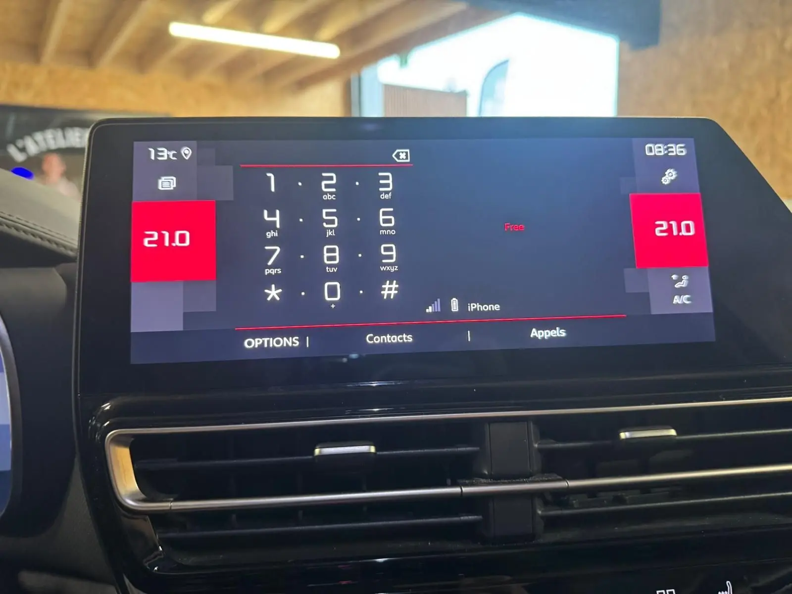 Vue rapprochée de l'écran tactile central du tableau de bord du Citroën C5 Aircross bleu, affichant la navigation GPS.