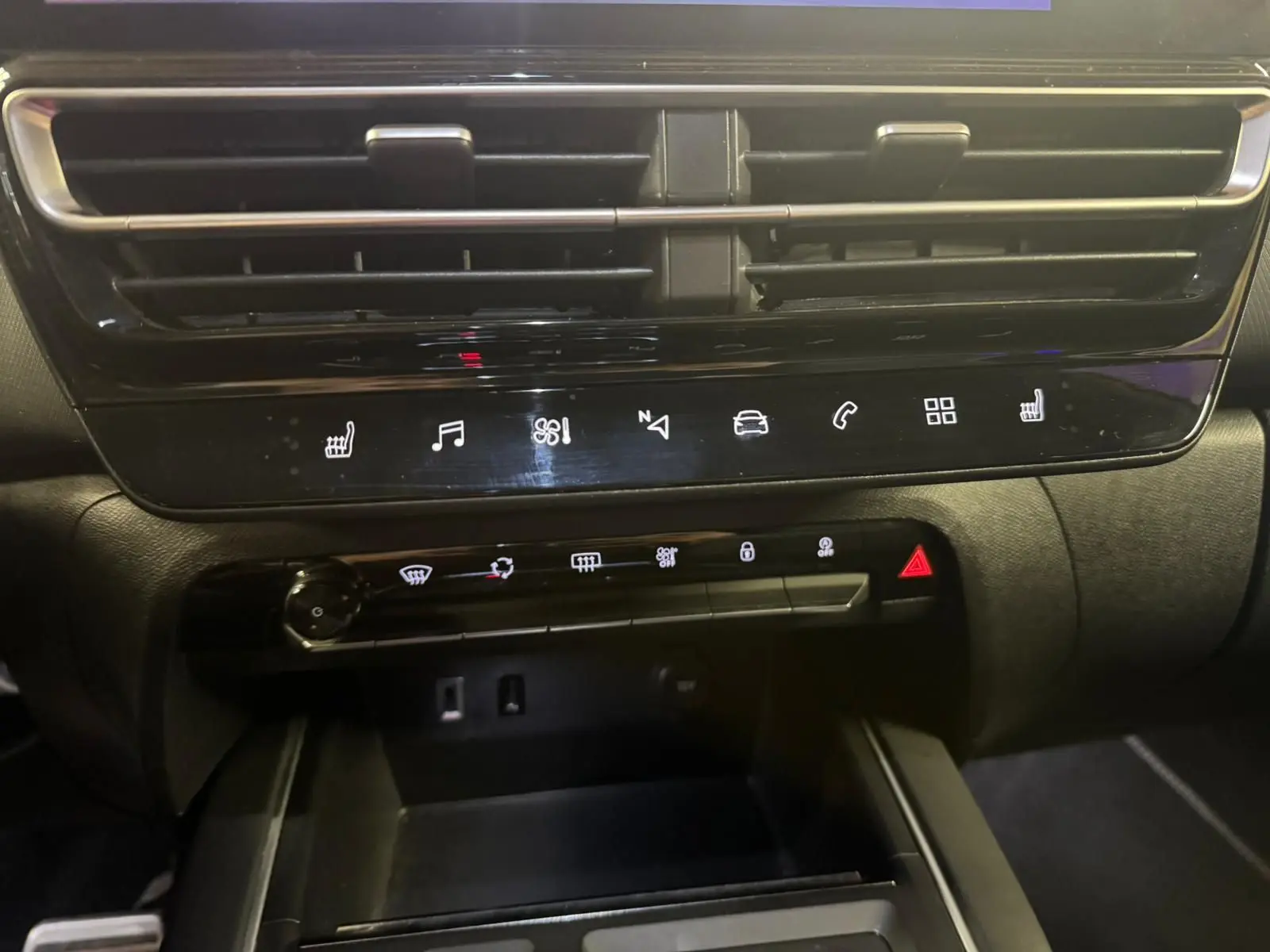 Écran tactile central affichant le clavier téléphonique dans l’habitacle du Citroën C5 Aircross bleu, vue de face.