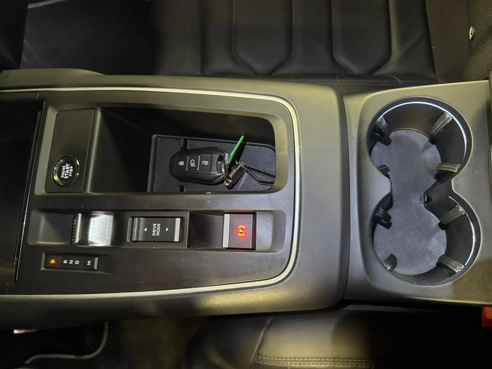 Vue intérieure du plafonnier et rétroviseur central du Citroën C5 Aircross bleu avec éclairage et bouton SOS allumé.