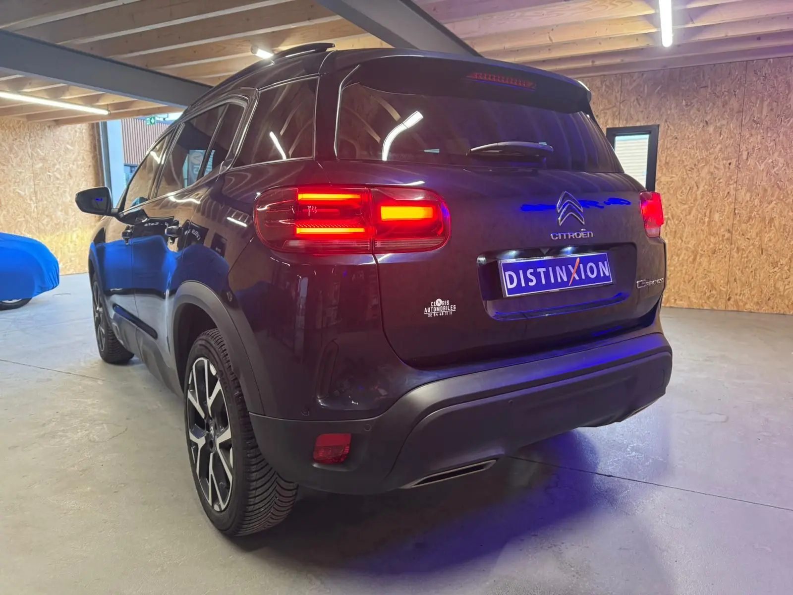 Gros plan sur la jante alu 18'' bicolore noire et argentée du Citroën C5 Aircross bleu, côté droit.