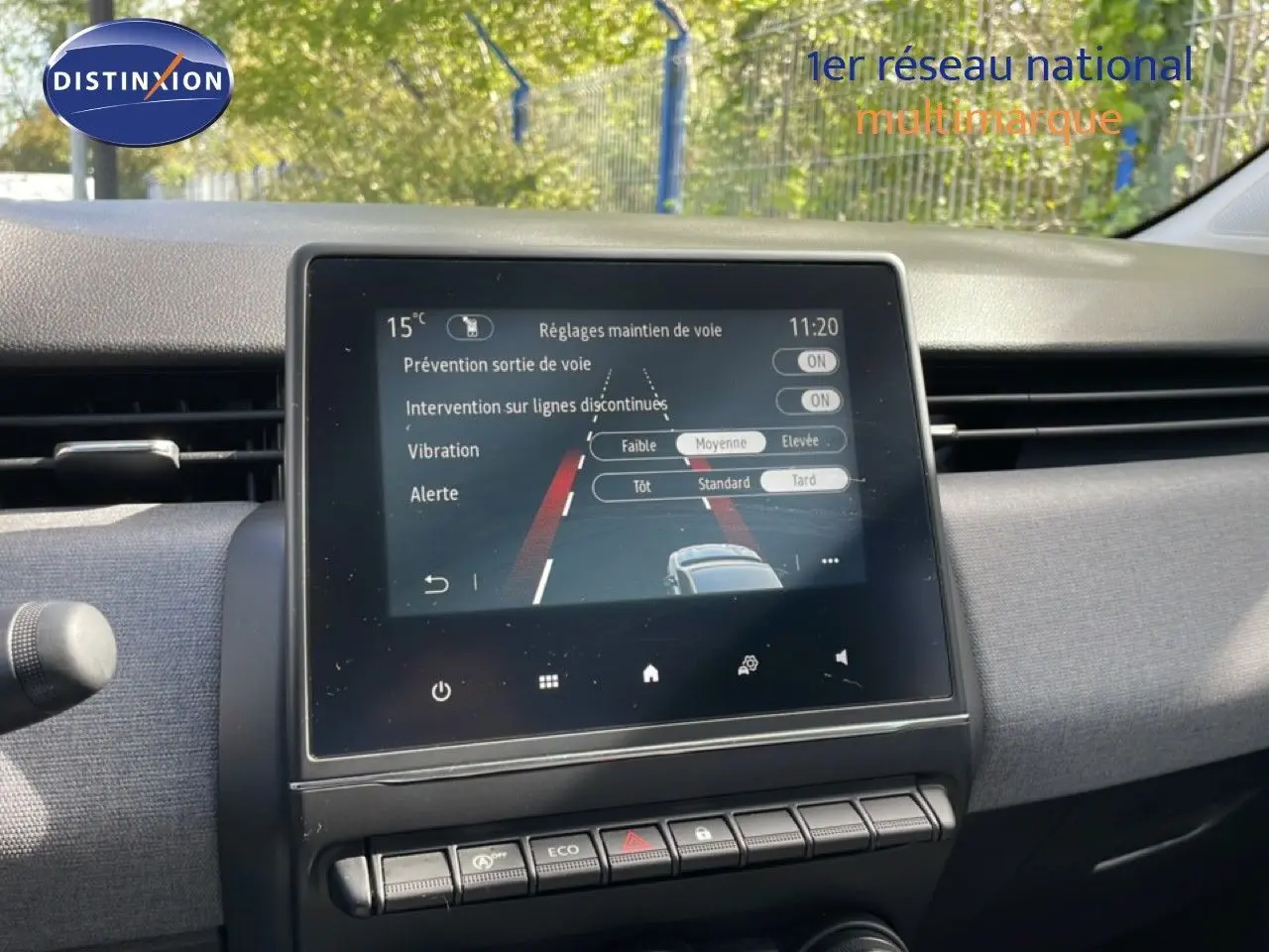 Écran tactile central de la Renault Clio 2025 affichant les réglages d’aide à la conduite, intérieur gris clair.