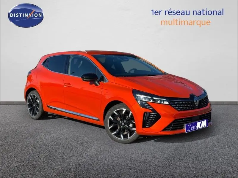 Renault Clio 2025 orange Valencia vue 3/4 avant droit avec jantes alu noires et feux LED distinctifs.