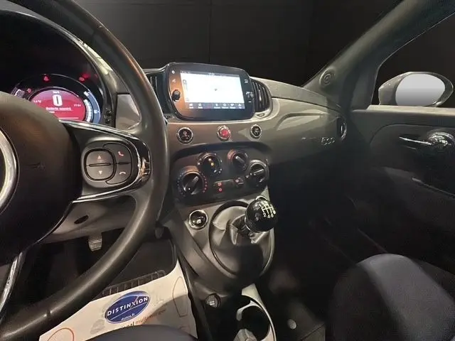 Vue intérieure de la Fiat 500 1.0 70ch BSG Club 2022, tableau de bord gris foncé avec écran tactile et volant cuir multifonctions.