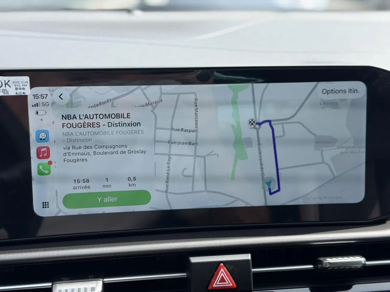 Écran tactile 12,3 pouces du Kia Sportage 2026 affichant la navigation avec itinéraire en cours.