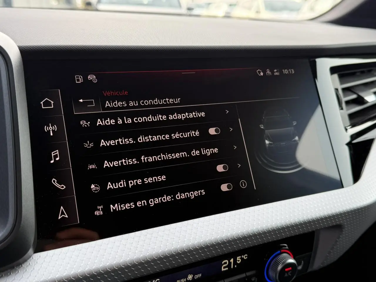 Écran central de l'Audi A1 Sportback 30 TFSI 110 S-Tronic 2023 affichant les aides à la conduite en mode nuit