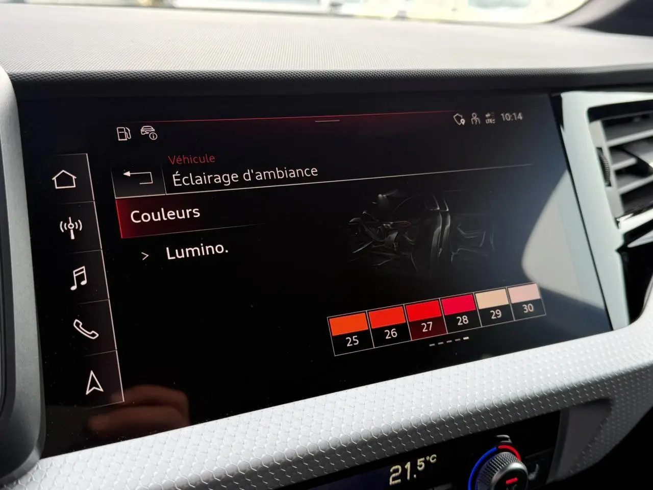 Écran central tactile montrant le réglage de l'éclairage d'ambiance dans l'habitacle d'une Audi A1 Sportback 2023.