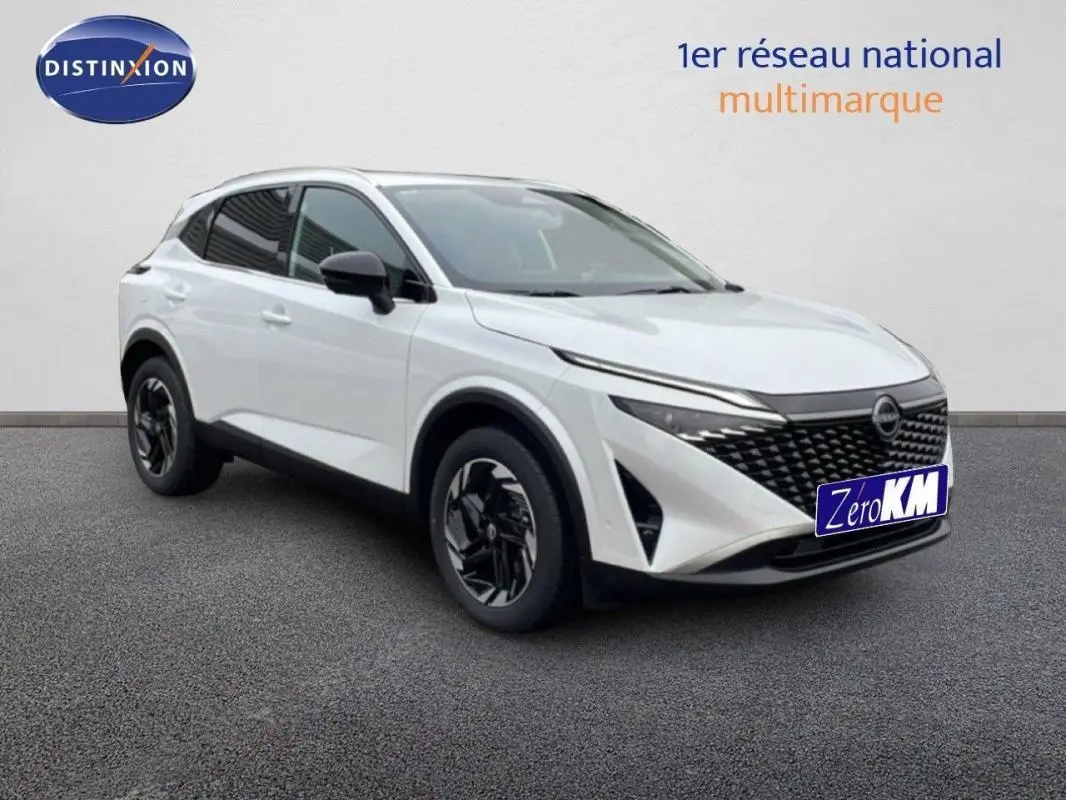 Nissan Qashqai blanc en 3/4 avant droit, avec calandre noire et jantes aluminium noires.