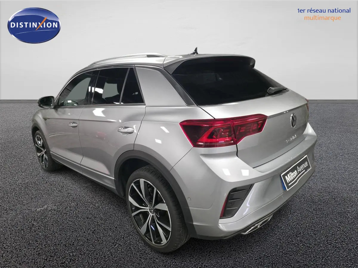 Vue 3/4 arrière droite du Volkswagen T-Roc gris métallisé R-Line avec jantes alliage 19 pouces et vitres teintées.