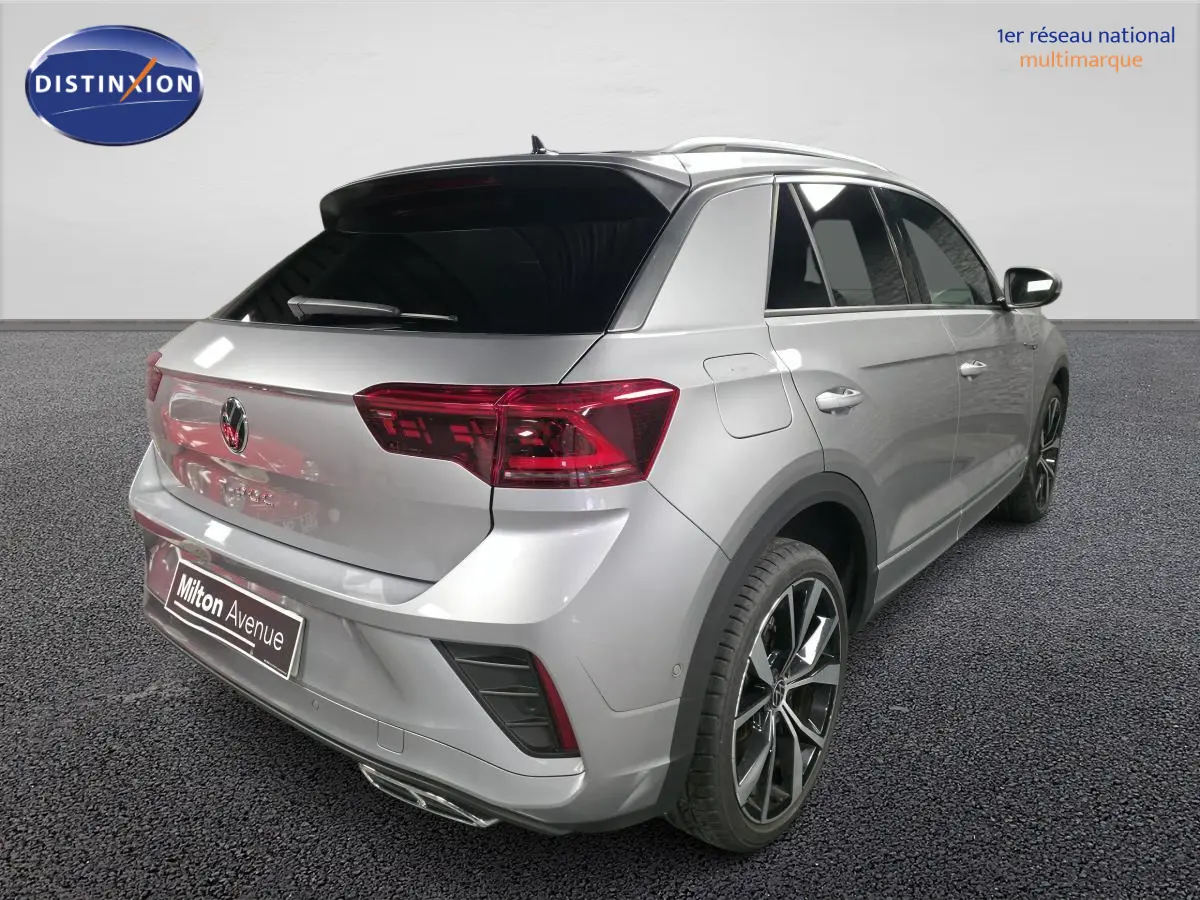 Vue 3/4 arrière droite d'un Volkswagen T-Roc gris métallisé avec jantes alliage 19 pouces et détails R-Line.