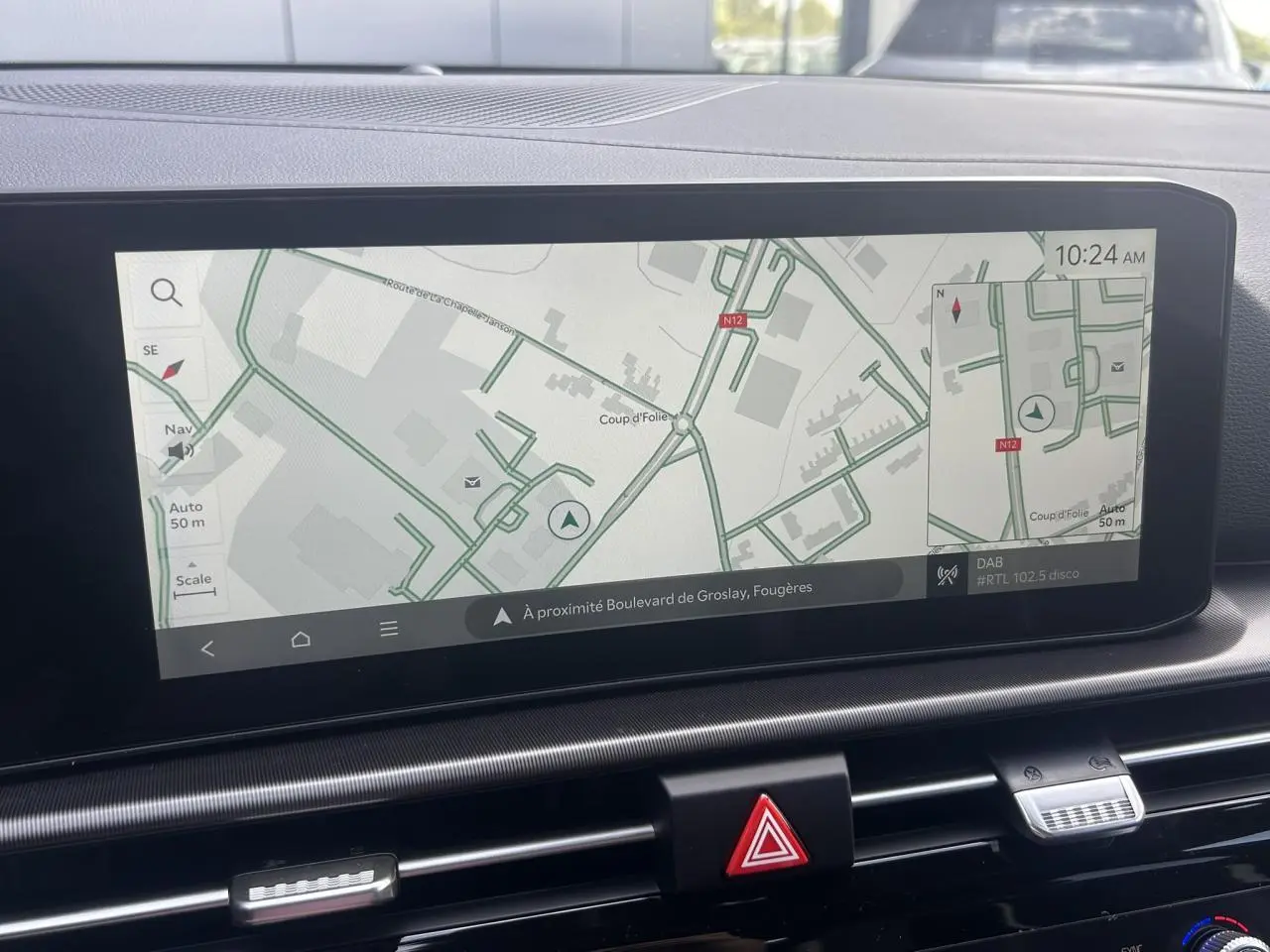 Écran tactile 12,3'' affichant la navigation dans l’habitacle noir du Kia Sportage GT-line 2026.