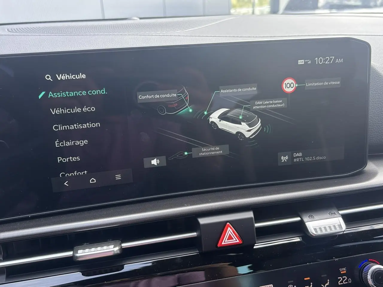 Écran tactile intérieur du Kia Sportage 2026 affichant les aides à la conduite, avec tableau de bord noir brillant.