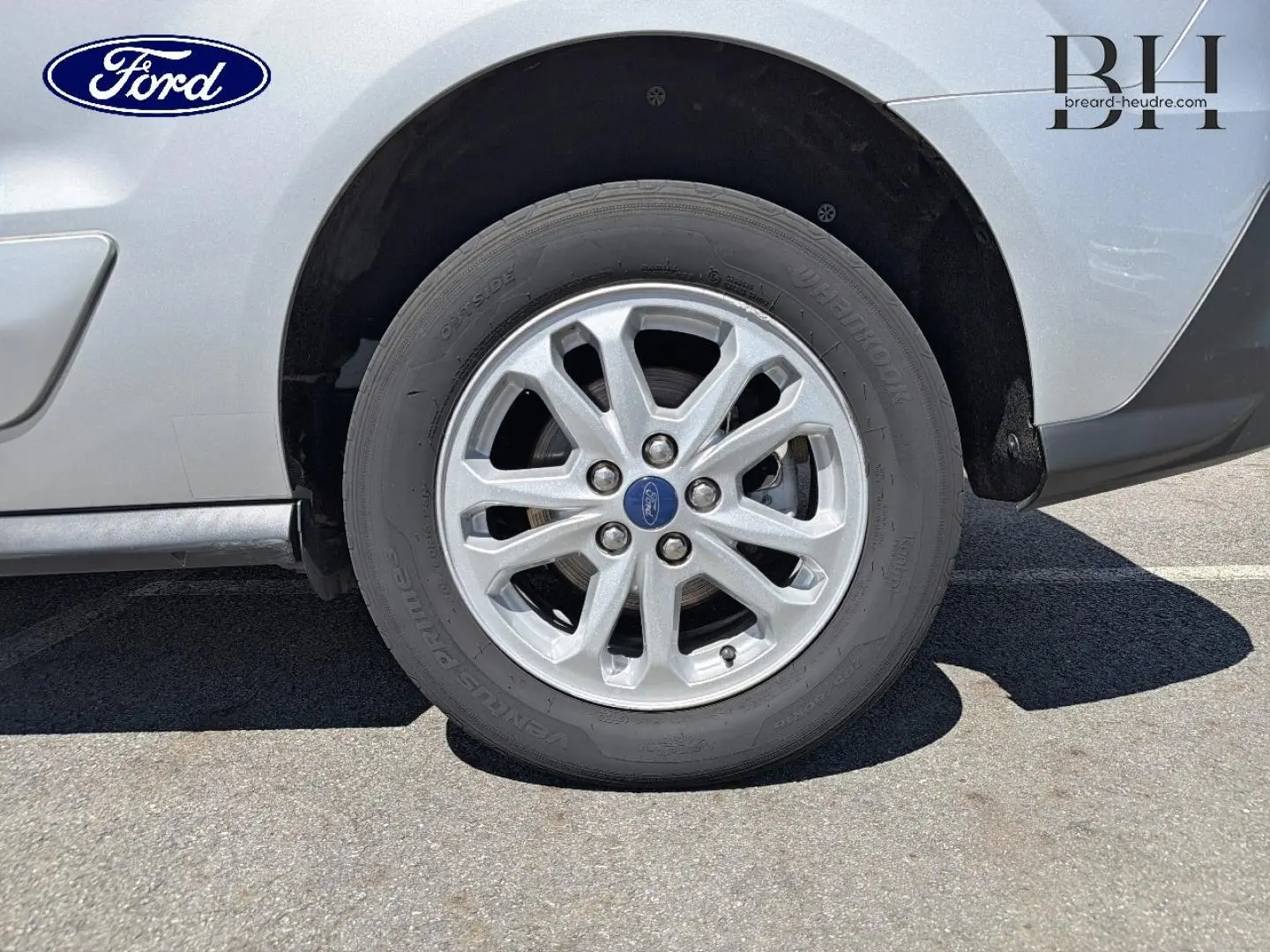 Gros plan sur la roue arrière droite avec jante alu argentée du Ford Transit Connect L2 gris lunaire métallisé.