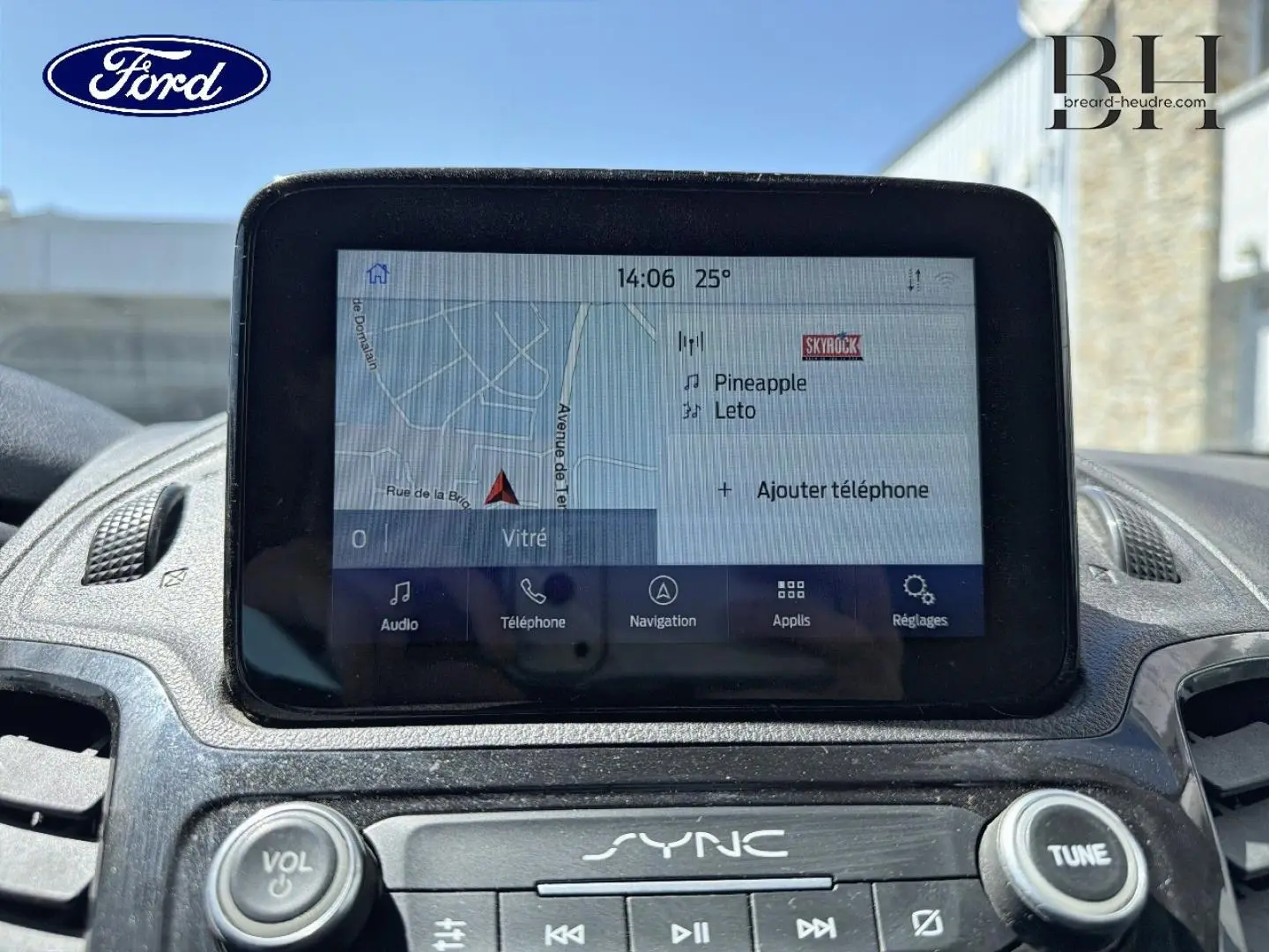 Vue rapprochée de l'écran tactile SYNC 3 du Ford Transit Connect gris lunaire, affichant la navigation et options multimédia.