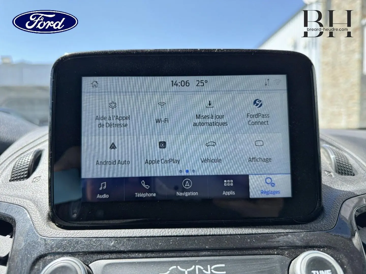 Écran tactile SYNC 3 du Ford Transit Connect L2 gris lunaire, vue frontale du tableau de bord avec options connectées.