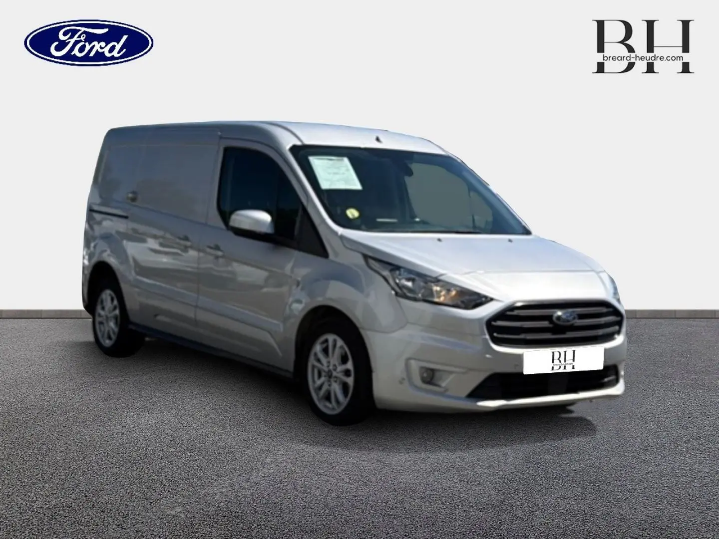Ford Transit Connect L2 gris lunaire métallisé vu en 3/4 avant droit sur fond neutre avec jantes alu 16 pouces.