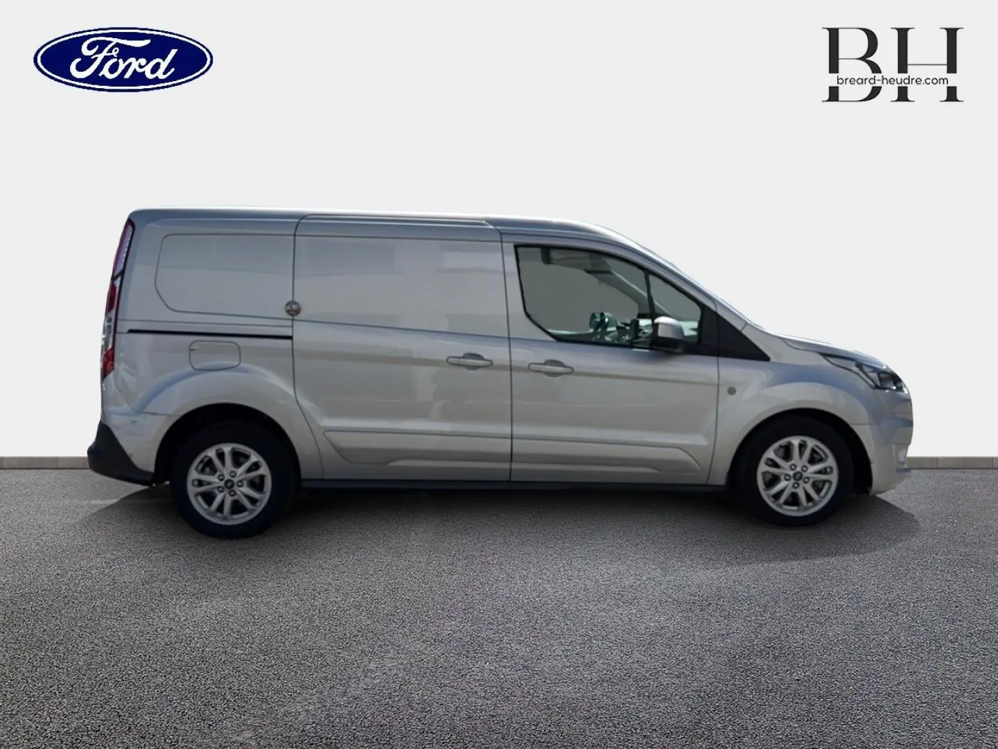 Vue de profil côté gauche du Ford Transit Connect FGN L2 gris lunaire métallisé, avec jantes alu et portes latérales fermées.