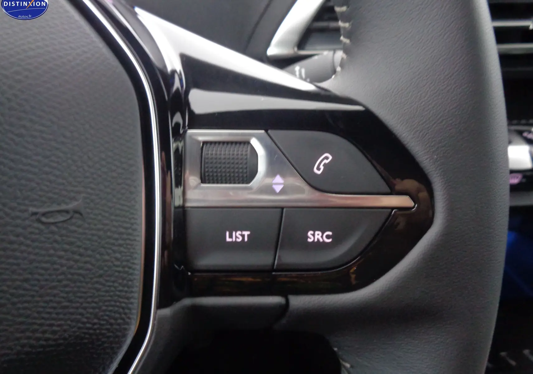 Gros plan sur les commandes gauche du volant noir du Peugeot 3008 2023, avec boutons list, SRC et téléphone.