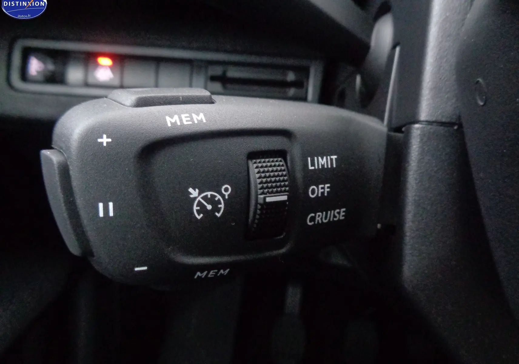 Gros plan sur la commande de régulateur de vitesse dans l'habitacle du Peugeot 3008 noir perle métal 2023.