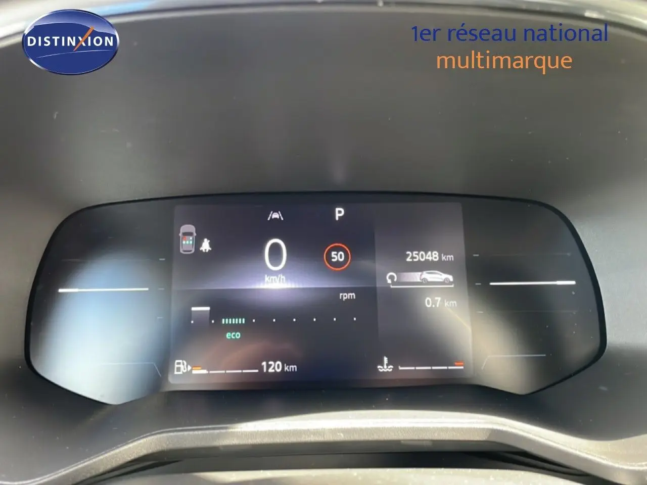 Tableau de bord numérique de Renault Clio 2025 affichant la vitesse à 0 km/h et l'autonomie restante de 120 km.