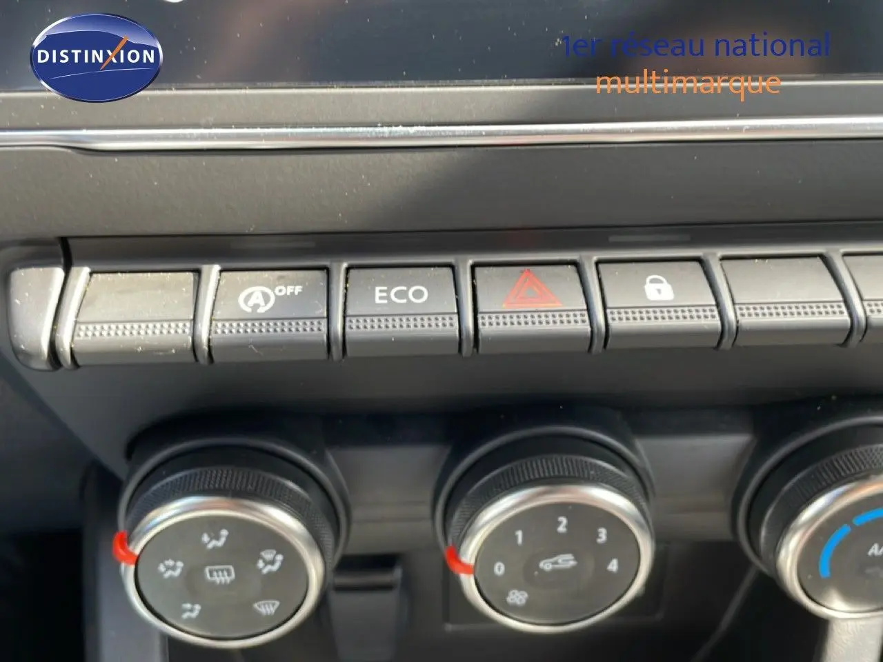 Gros plan sur les commandes de climatisation et boutons fonctionnels du tableau de bord de la Renault Clio gris schiste 2025.