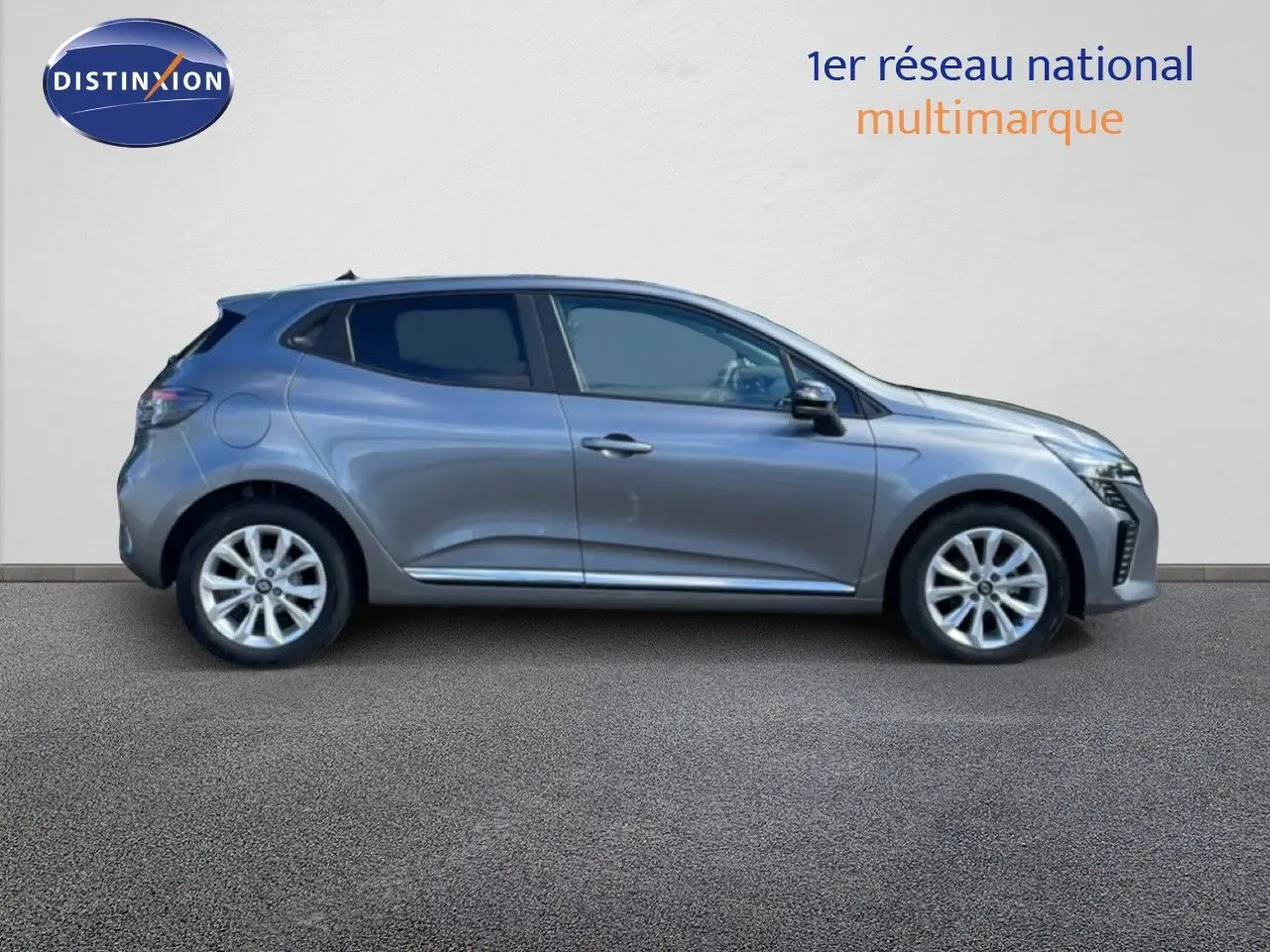 Profil droit de la Renault Clio 2025 gris schiste métal avec jantes alliage et lignes fluides sur fond neutre.