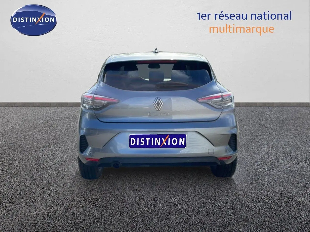 Vue arrière d'une Renault Clio gris schiste métal 2025, avec feux arrière LED et logo centré sur le hayon.