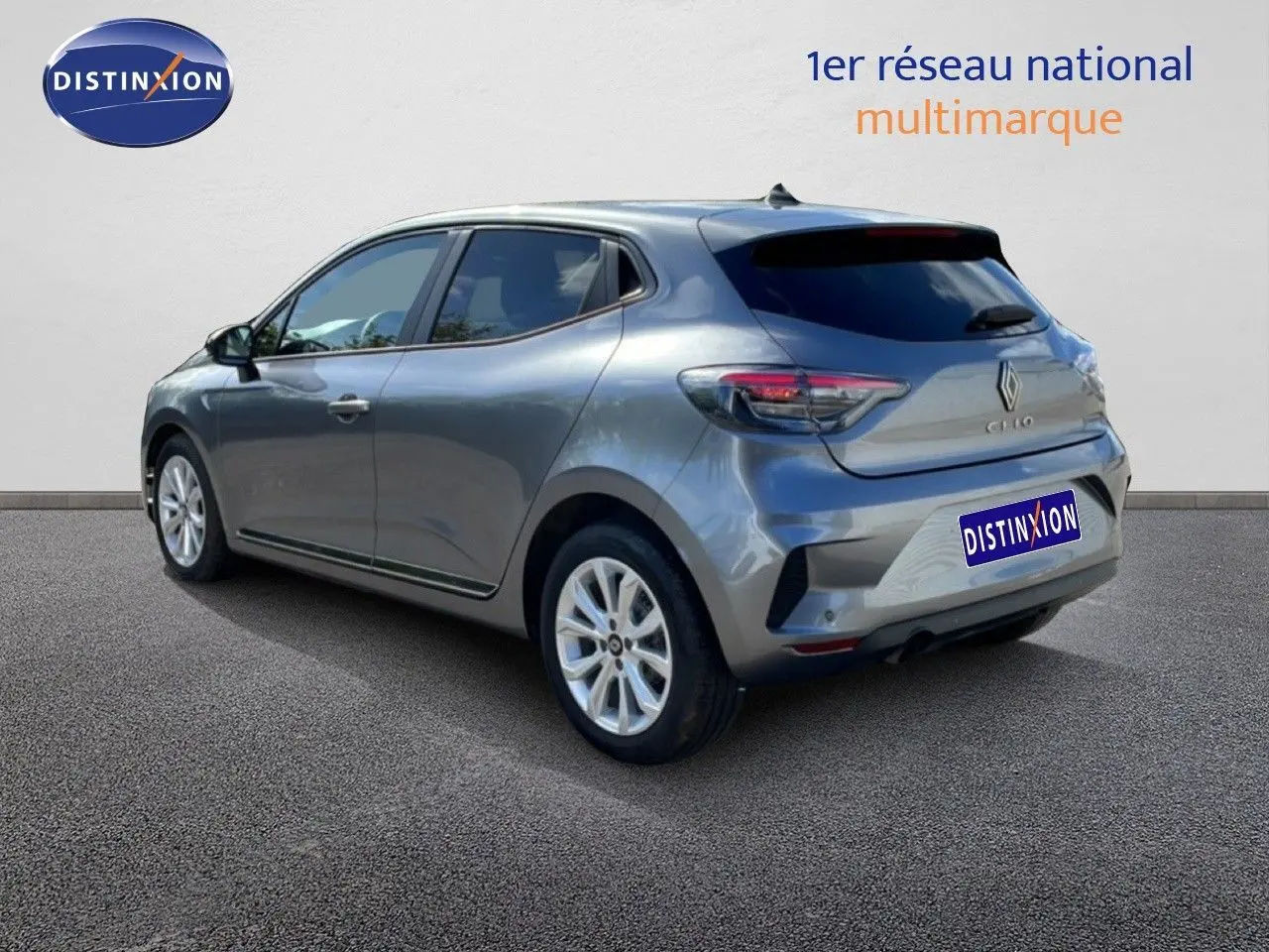 Vue 3/4 arrière gauche d'une Renault Clio 2025 gris schiste métal avec jantes alliage et vitres teintées.