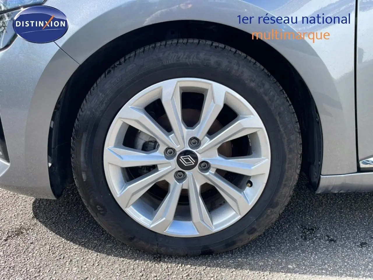 Gros plan sur la roue avant gauche de la Renault Clio 2025 gris schiste métal avec jante alliage à dix branches.