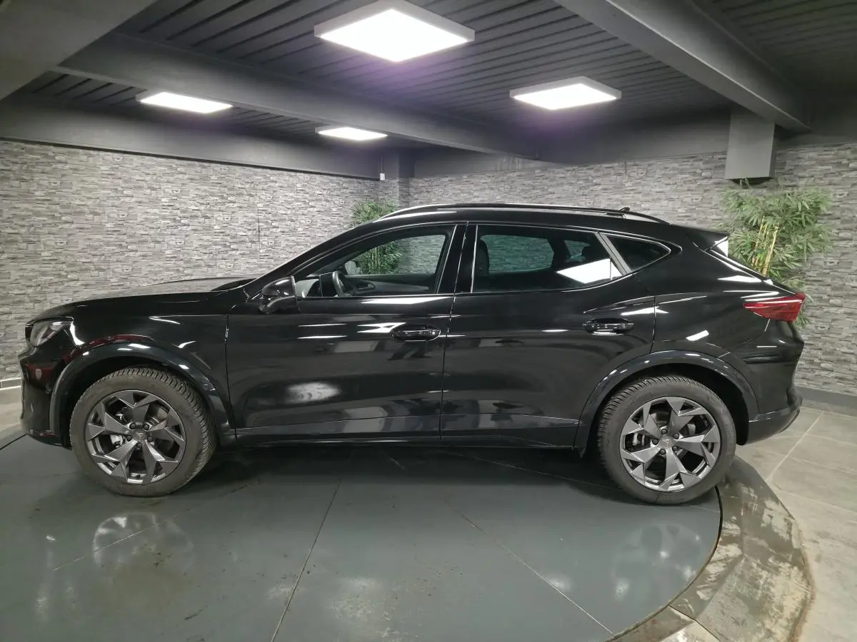 Vue de profil côté gauche du CUPRA Formentor noir 2025, avec jantes alliage et lignes dynamiques visibles.