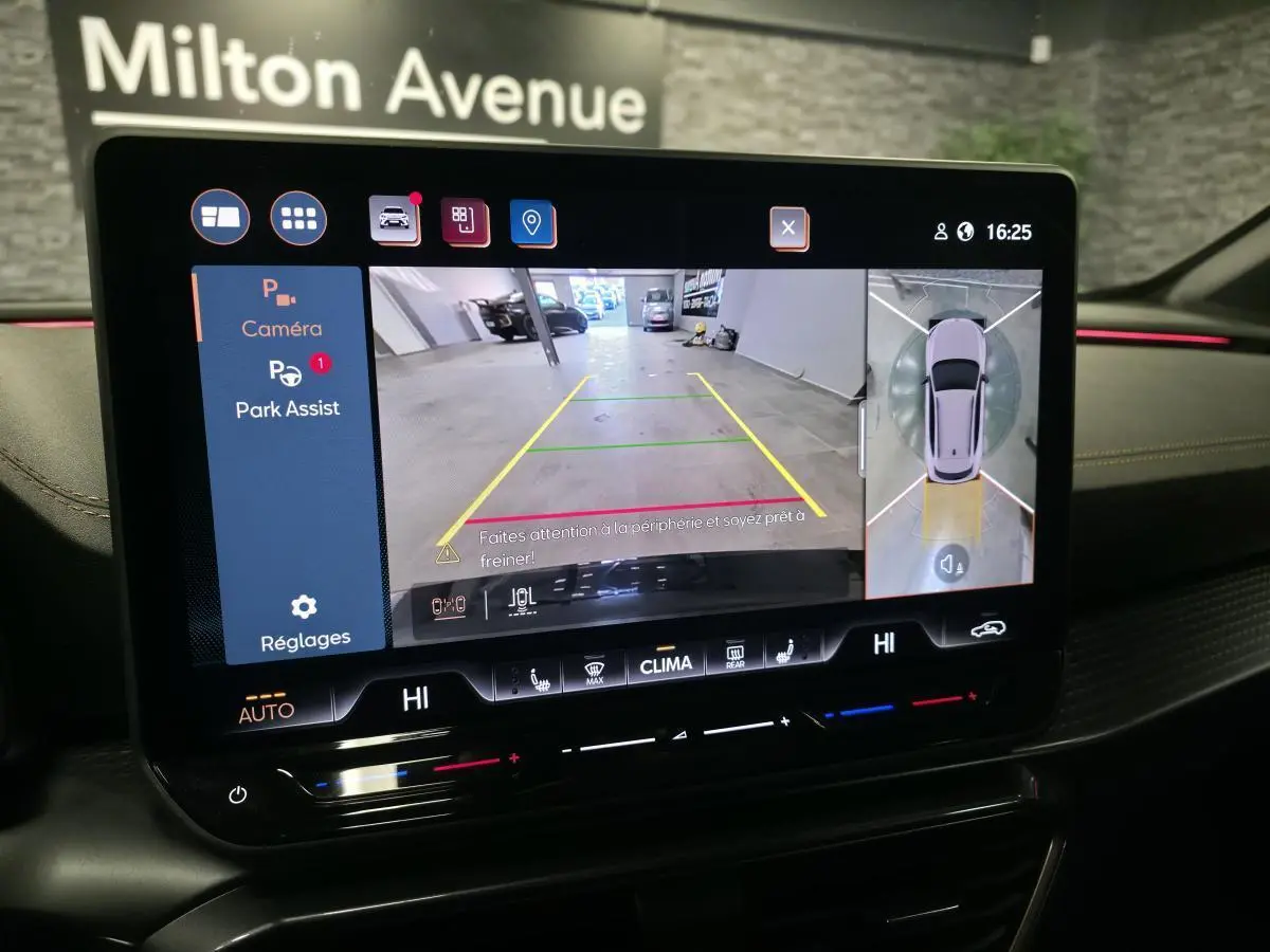 Écran tactile intérieur du CUPRA Formentor affichant la caméra de recul et l'assistance au stationnement.