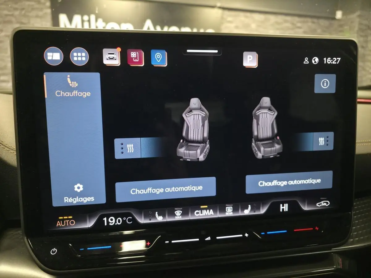 Écran tactile intérieur affichant le réglage du chauffage des sièges du CUPRA Formentor noir, vue frontale rapprochée.