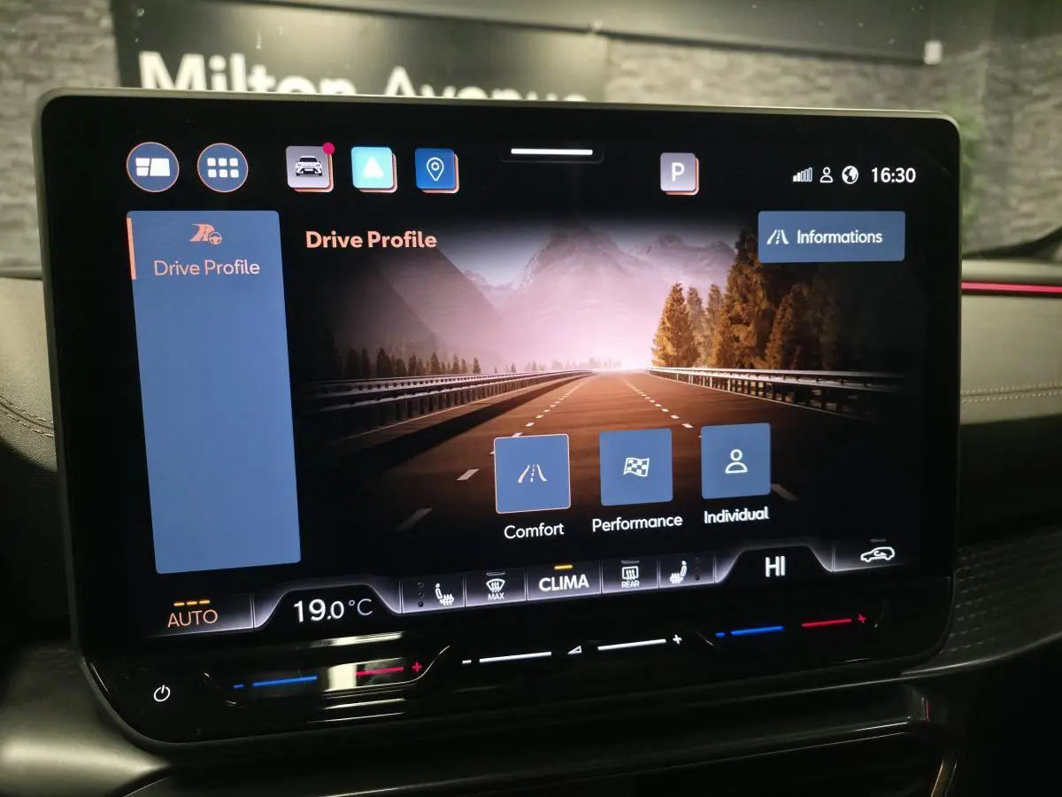 Écran tactile central affichant les modes de conduite dans l’habitacle du CUPRA Formentor noir, vue de face rapprochée.