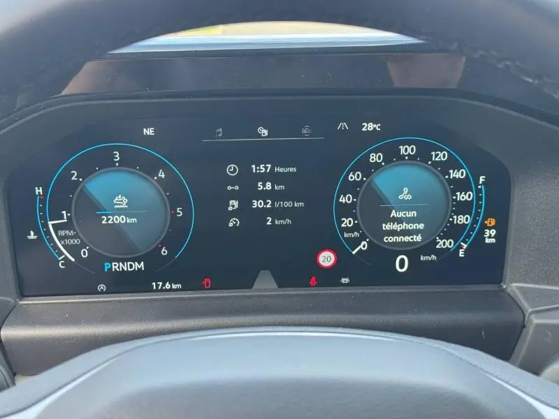 Vue rapprochée du tableau de bord numérique du Volkswagen Transporter FGN 2025 avec affichage des compteurs et informations de conduite.