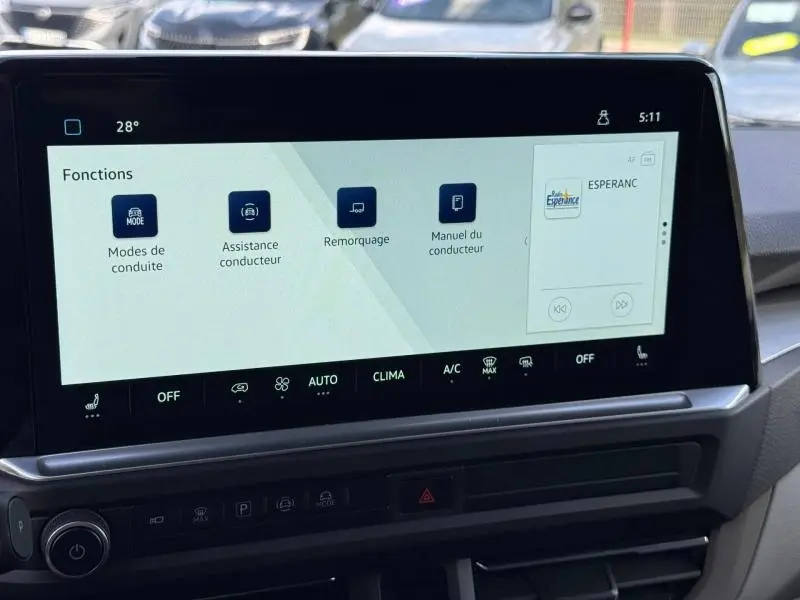 Écran tactile central du Volkswagen Transporter Procab 2025 affichant les fonctions d’assistance et climatisation.