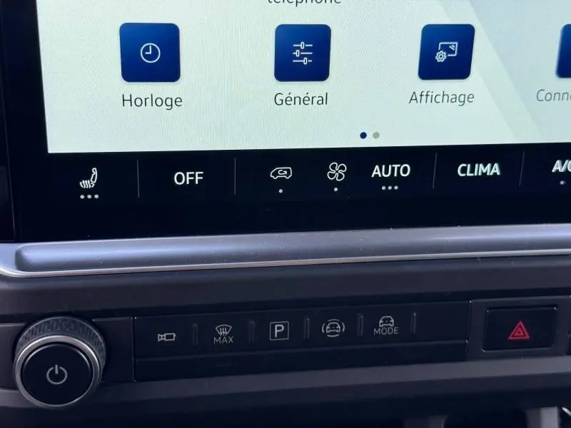 Détail du tableau de bord du Volkswagen Transporter Procab 2025, montrant l'écran tactile et les commandes climatisation.