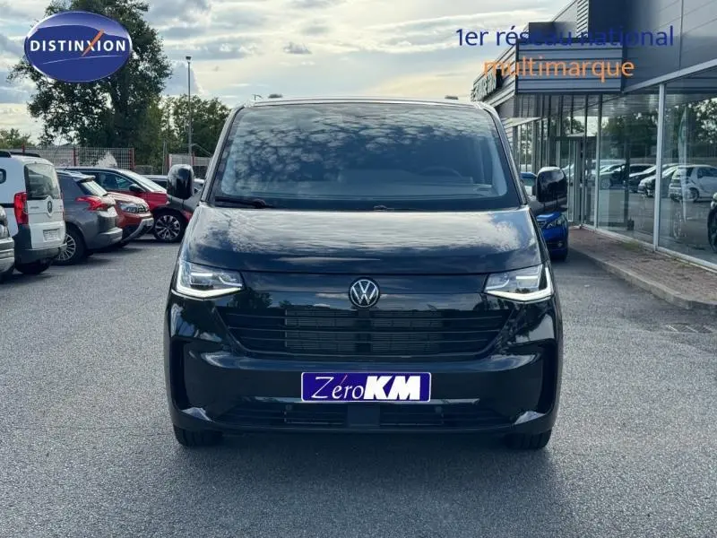 Vue avant d'un Volkswagen Transporter FGN Procab 2025 noir métallisé avec calandre noire et phares LED allumés.
