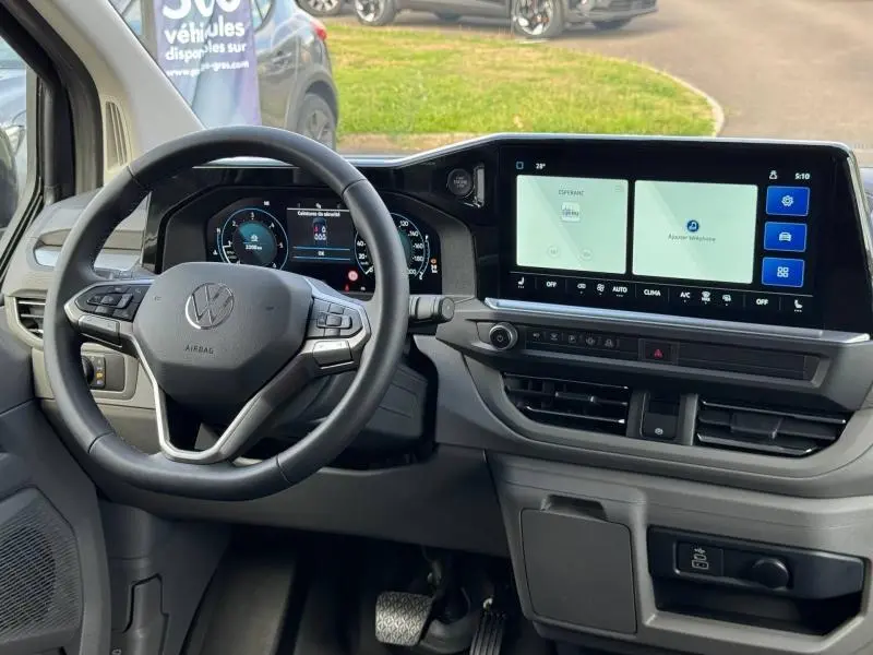 Vue intérieure du tableau de bord du Volkswagen Transporter Procab 2025 avec écran tactile large et volant multifonction cuir.