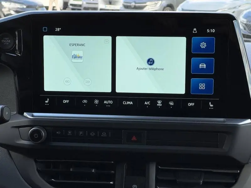 Vue rapprochée de l'écran tactile multifonction du Volkswagen Transporter Procab 2025 avec interface claire et commandes climatisation.