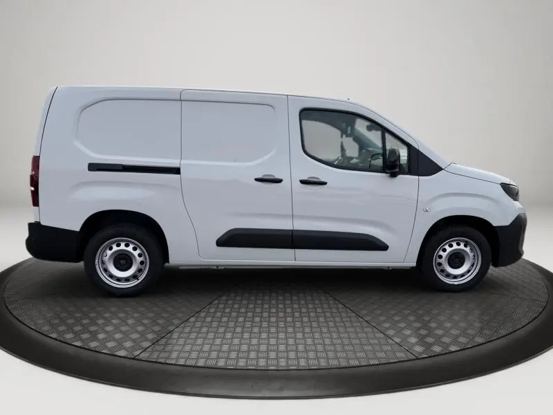 Vue de profil côté droit du Peugeot Partner XL blanc Icy, fourgon utilitaire avec porte latérale coulissante.