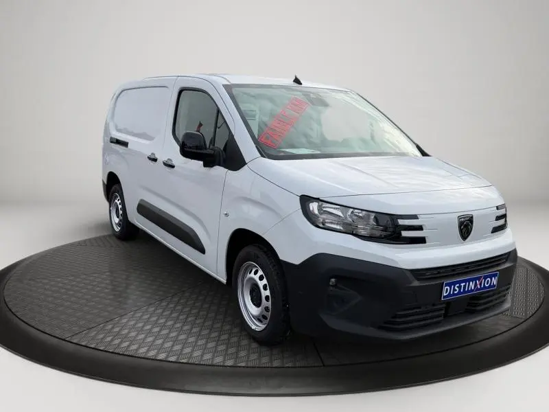 Vue 3/4 avant droite d’un Peugeot Partner XL blanc Icy avec porte latérale coulissante et pare-chocs noir.