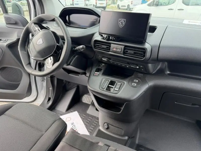 Vue intérieure côté conducteur du Peugeot Partner XL 2025 blanc Icy, avec tableau de bord moderne et écran tactile central.