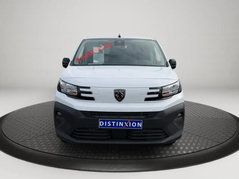 Vue frontale d'un Peugeot Partner XL blanc Icy avec calandre noire et logo lion central, sur plateau rotatif noir.