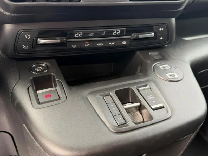 Détail de la console centrale du Peugeot Partner 2025 blanc Icy, montrant la commande de boîte auto et la climatisation digitale.
