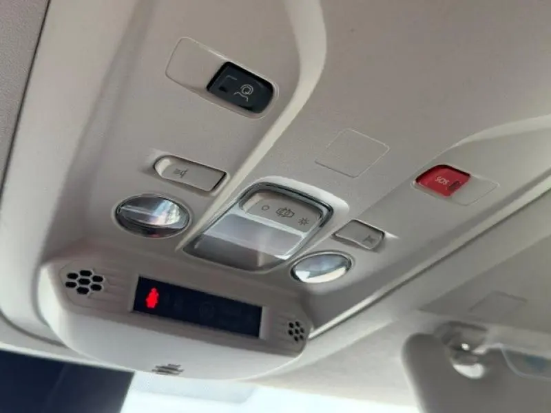 Vue intérieure en gros plan du plafonnier du Peugeot Partner XL 2025 avec commandes d'éclairage et bouton SOS rouge.