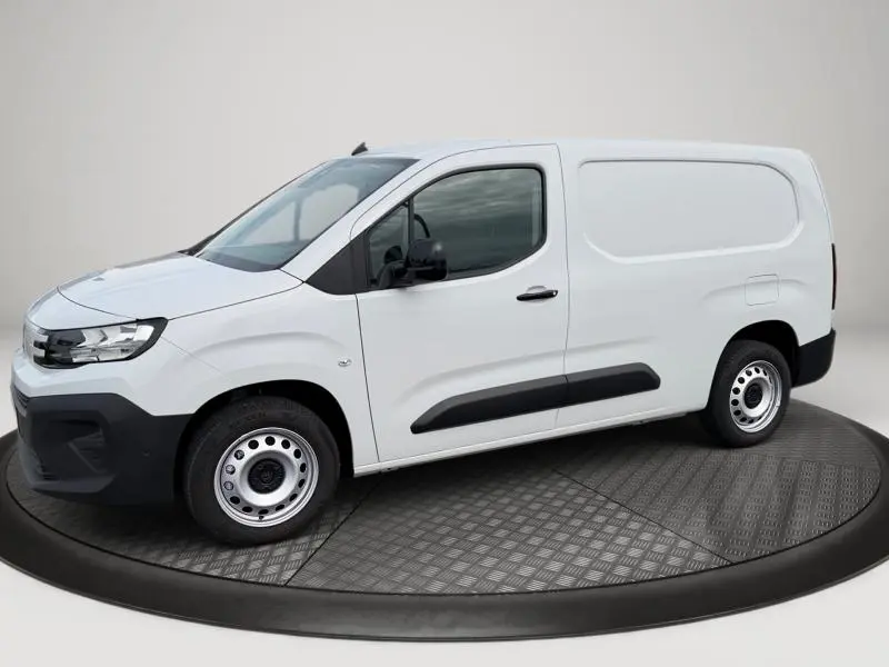 Vue de profil côté gauche d'un Peugeot Partner XL blanc Icy avec porte latérale coulissante et jantes acier.