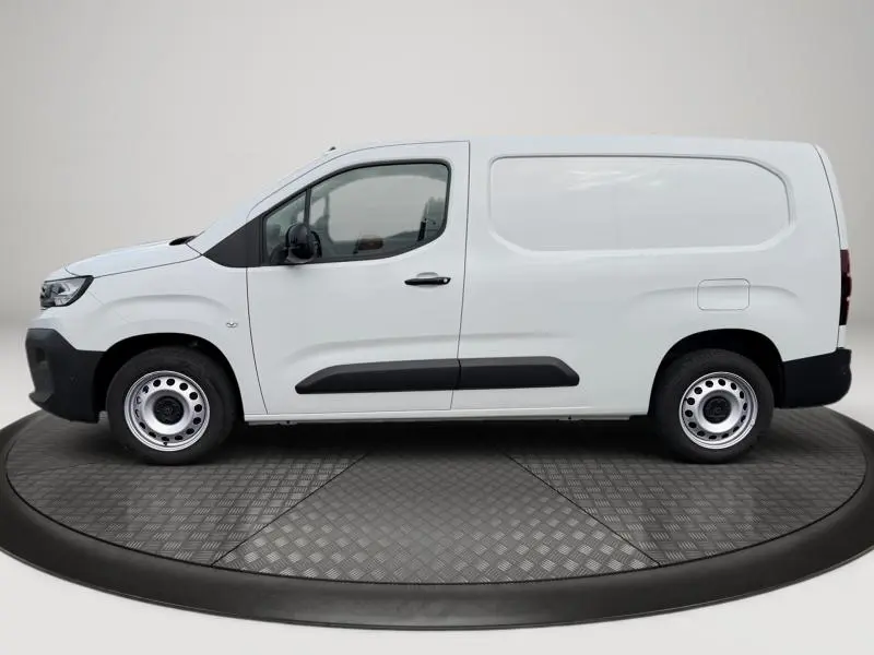 Vue de profil côté gauche d'un utilitaire Peugeot Partner XL blanc Icy avec porte latérale coulissante et protections noires.