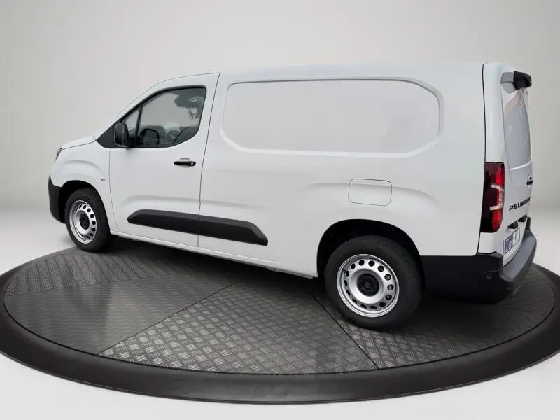 Vue de profil côté droit du Peugeot Partner XL blanc Icy, fourgon utilitaire avec porte latérale coulissante.